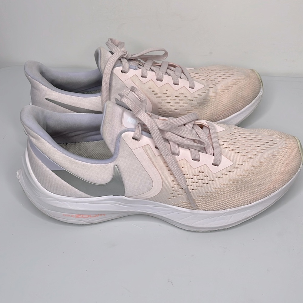 NIKE Runners Sz 9 Zoom Winflo 6 light oink